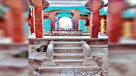 कोल्हापूर : गरुड मंडपाच्या फरशी खोदाईमुळे ८ खांबांच्या मापात फरक पडल्याने सध्या काम बंद आहे.