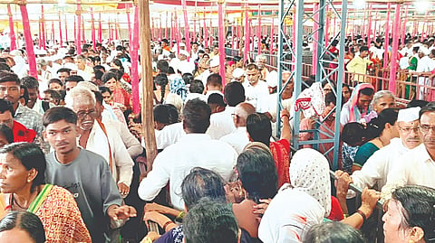Pandharpur Ashadhi Yatra: विठ्ठलाच्या दर्शनासाठी तब्बल १६ तास रांगेत