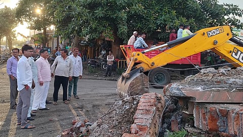 Beed News: अपघाताला कारणीभूत केज येथील चबुतऱ्याचा भाग हटविला