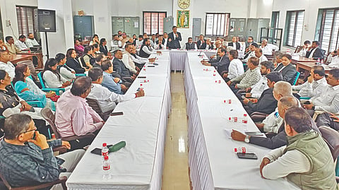 कोल्हापूर : मुंबई उच्च न्यायालयाच्या कोल्हापूर सर्किट बेंचचा वर्षपूर्ती सोहळा थाटात साजरा होत आहे. या पार्श्वभूमीवर कोल्हापूर जिल्हा बार असोसिएशनचे अध्यक्ष ॲड. राजेंद्र मंडलिक यांच्या अध्यक्षतेखाली शुक्रवारी झालेल्या बैठकीला कोल्हापूर, सांगलीसह सहा जिल्ह्यांतील बार असोसिएशनचे पदाधिकारी, ज्येष्ठ विधिज्ञ उपस्थित होते.