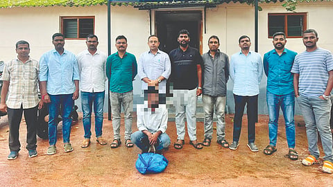 बेळगाव : गांजा व खून प्रकरणी अटक केलेल्या संशयितासह सीसीबीचे निरीक्षक मंजुनाथ नाईक, उपनिरीक्षक मंजुनाथ बजंत्री व त्यांचे सहकारी.