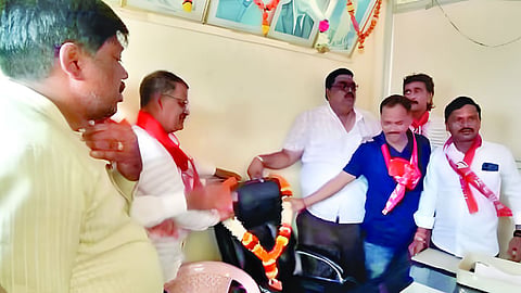 आचरा : महावितरणच्या कार्यालयात उपकार्यकारी अभियंता खुर्चीला हार घालताना शिवसैनिक