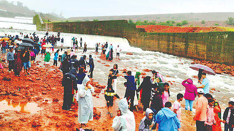 Kaas Plateau tourism: वीकेंडमुळे कास पर्यटकांनी ‘ओव्हर फ्लो’, पार्किंग व्यवस्थेअभावी वाहतूक कोंडी