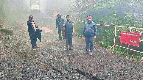 Mahabaleshwar News: महाबळेश्वर-तापोळा रस्ता खचल्याने वाहतूक मंदावली, फळणे वस्तीनजीकचा प्रकार