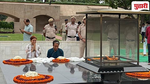 राजघाट येथे महात्मा गांधींच्या समाधीला अभिवादन करताना सामाजिक कार्यकर्ते सोनम वांगचुक आणि त्यांच्या पत्नी गीतांजली अंग्मो