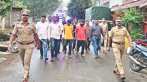 कोल्हापूर : शाहूपुरी पोलिसांनी सोमवारी सकाळी संशयितांची कदमवाडी परिसरातून धिंड काढली.