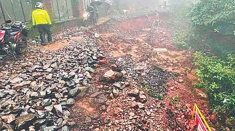 Mahabaleshwar Tapola Road: महाबळेश्वर-तापोळा खचलेल्या रस्ते कामात अडथळा; दोन कि.मी. करावी लागतेय पायपीट