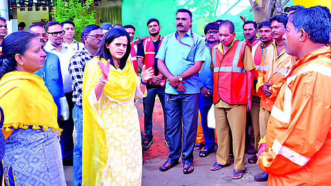 महानगरपालिका आयुक्त अश्विनी भिडे यांनी कचरा संकलन करणाऱ्या कॉम्पॅक्टर वाहनाचा आकस्मिक मागोवा घेतला