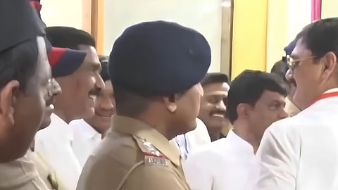 Dhananjay Munde Bajrang Sonawane handshake