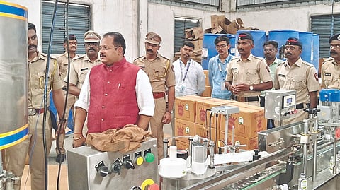 Solapur Crime: बनावट दारू कारखानाप्रकरणी आरोपी अटकेत
