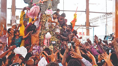 Pandharpur News: विठ्ठलाच्या पादुकांवर गुलाल, बुक्का, लाह्यांची उधळण