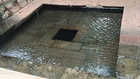 राजापूर गंगा क्षेत्रावरील काशिकुंड तुडुंब पाण्याने भरले असून गोमुखातून अविरत पाण्याचा प्रवाह सुरू आहे, तर मूळ गंगा जोमाने प्रवाहित होत आहे.