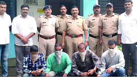 वाडिव-हे: शिक्षिकेच्या हत्येप्रकरणी संशयित आरोपींना ताब्यात घेताना उपविभागीय पोलिस अधिकारी संजय बांबळे, सहायक पोलिस निरीक्षक धीरज महाजन व पोलिस पथक