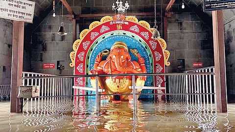 Satara Rain: कृष्णामाईचा ढोल्या गणपतीला चरणस्पर्श