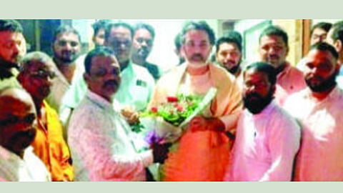 नीलेश राणे यांचा सत्कार करताना चिरेखाण व्यावसायिक