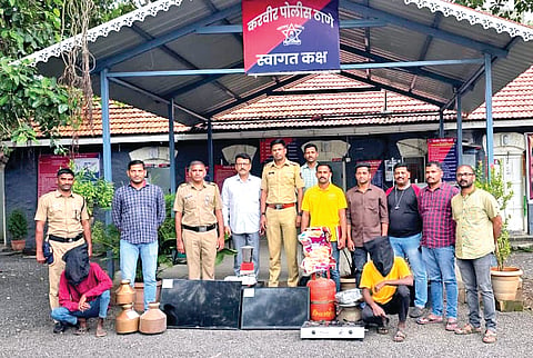 शिंगणापूर : येथील चोरीप्रकरणी करवीर पोलिसांनी दोघांना अटक केली. त्यांच्या ताब्यातून चोरीचे साहित्य जप्त करण्यात आले.
