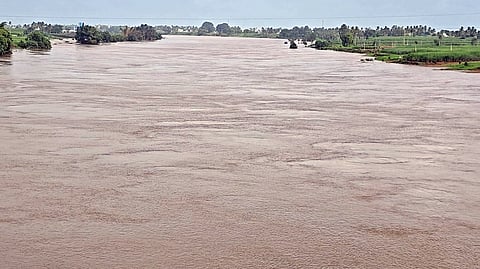 चिकोडी : दुथडी भरून वाहणारी कृष्णा नदी.