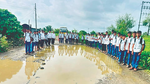 Solapur News: खामगाव-कुसळंब रस्त्याची दुरवस्था