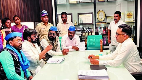 नाशिकरोड : आयुक्त प्रवीण गेडाम यांना अनुसूचित जातींच्या उपवर्गीकरणाला विरोध दर्शवत निवेदन देताना पीपल्स रिपब्लिकन पार्टीचे पदाधिकारी.