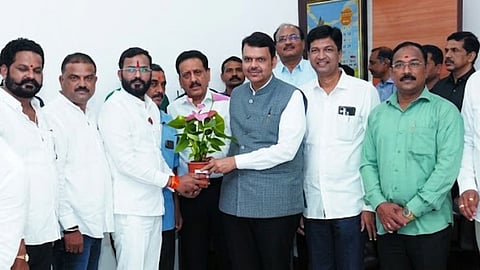 नाशिक : रिंगरोडबाधित शेतकऱ्यांनी मंत्रालयात जाऊन मुख्यमंत्री देवेंद्र फडणवीस यांची भेट घेतली. याप्रसंगी करण गायकर, राजू देसले, नानासाहेब बच्छाव, शिवाजी मोरे, शिवा तेलंग, नवनाथ शिंदे, सुभाष गायकर, आशिष हिरे, दीपक हगवणे, सुदाम जाचक आदी.