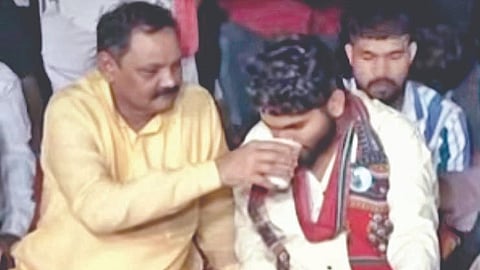 मांजरी (पुणे) : आदिवासी विकास मंत्री डॉ. अशोक उईके यांच्या हस्ते सरबत घेऊन शनिवारी उपोषण मागे घेताना आदिवासी विद्यार्थी.