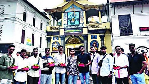 नाशिक : नेपाळमध्ये अडकलेले पेठमधील ११ पर्यटक.