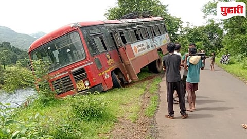 Khed Accident | अस्तान सीमेजवळ एसटी बसला अपघात; नदीत कोसळण्यापासून बस थांबली, सहा प्रवासी सुखरूप!