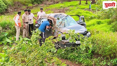 मुंबई गोवा राष्ट्रीय महामार्गावर लवेल येथे पादचारी मुलींना धडक दिल्यानंतर रस्त्याच्या बाजूला उलटलेली मोटार.(छाया: अनुज जोशी)