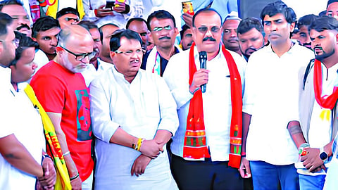 आदिवासींचे प्रश्न सोडून सरकार राहुल गांधींचा जप करतंय!