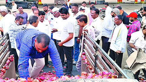 लासलगाव : कृषी उत्पन्न बाजार समितीत सुरू असलेला कांद्याचा लिलाव.