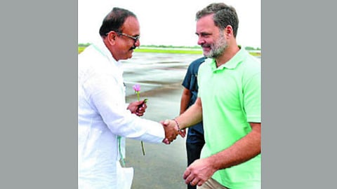 नाशिक : ओझर विमानतळावर लोकसभेतील विरोधी पक्षनेते राहुल गांधी यांचे स्वागत करताना प्रदेशाध्यक्ष हर्षवर्धन सपकाळ.