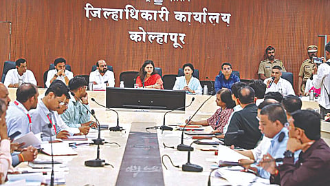 कोल्हापूर : पंचगंगा प्रदूषणप्रश्नी आयोजित बैठकीत बोलताना पर्यावरणमंत्री पंकजा मुंडे. यावेळी उपस्थित महापौर रूपाराणी निकम, इचलकरंजीचे महापौर उदय धातुंडे, आमदार सर्वश्री अमल महाडिक, राहुल आवाडे, अशोक माने, चंद्रदीप नरके, माजी खासदार राजू शेट्टी, जिल्हाधिकारी डॉ. विजय राठोड आदी.