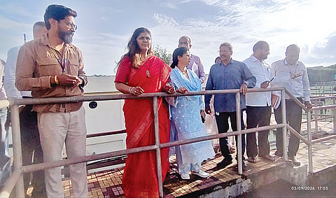 कसबा बावडा : येथील ७६ एमएलडी सांडपाणी प्रक्रिया प्रकल्प पाहणीप्रसंगी मंत्री पंकजा मुंडे. सोबत महापौर रूपाराणी निकम, आमदार अमल महाडिक, आयुक्त डॉ. राजेंद्र भारूड आदी.