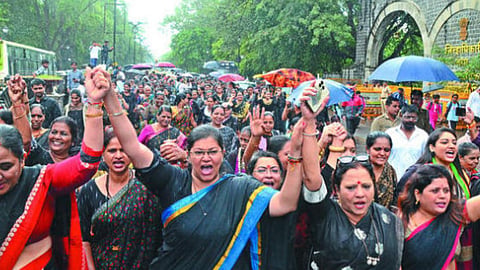 नाशिक : राहुल गांधी शहरात दाखल होण्यापूर्वी जिल्हाधिकारी कार्यालयासमोर बुधवारी (दि.२) सकाळी भाजपच्या महिला मोर्चाने आंदोलन केले. याप्रसंगी महापौर हिमगौरी आहेर-आडके, आमदार देवयानी फरांदे, भाजपच्या राष्ट्रीय उपाध्यक्षा डॉ. भारती पवार, महिला मोर्चा अध्यक्षा स्वाती भामरे आदी. (छाया: हेमंत घोरपडे)