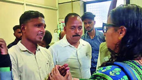 नाशिक : मृत विद्यार्थिनीच्या पालकांशी संवाद साधताना आयुक्त लीना बनसोड.