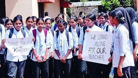वाळपई : सरकारी उच्च माध्यमिक विद्यालयाचे विद्यार्थी वर्गाबाहेर आंदोलन करून वर्गावर बहिष्कार घातला.