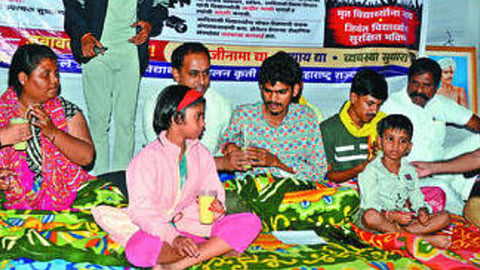 नाशिक : लहान मुलांच्या हातून लिंबूपाणी घेत आंदोलन मागे घेताना उपोषणकर्ते. समवेत जिल्हाधिकारी आयुष प्रसाद, पोलिस आयुक्त संदीप कर्णिक आदी. (छाया : हेमंत घोरपडे)