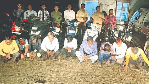 Solapur Gambling Raid : वळसंग हद्दीत मटका अड्ड्यावर छापा