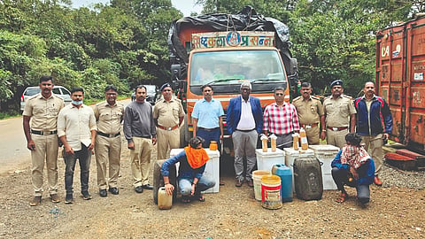 Karnataka Crime : कणकुंबीजवळ ४०० लिटर मद्यसाठा जप्त