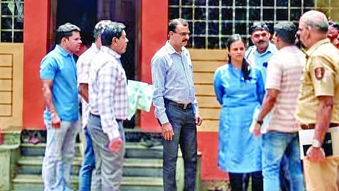 शिरोडा येथे झाडाझडती घेताना पोलिस.