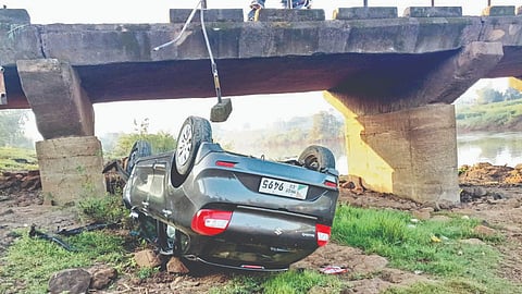 Sangli Accident : पुलावरून कार वारणा नदीपात्रात कोसळली