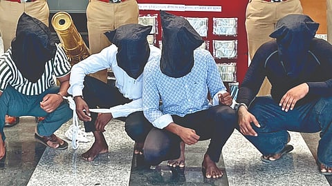 Sangli Crime : १३ लाखांच्या रोख रकमेसह १८.४३ लाखांचा ऐवज जप्त