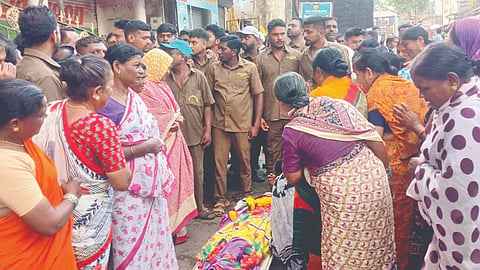 कागल : नगरपालिकेच्या कंत्राटी कर्मचारी सविता आवळे यांच्या मृत्यूनंतर संतप्त झालेल्या सफाई कर्मचार्यांनी मृतदेह पालिका कार्यालयासमोर ठेवून ठिय्या आंदोलन केले.