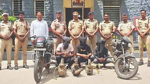 Satara Theft Case | विहिरीतील मोटारी चोरणारे तिघे जेरबंद; म्हसवड पोलिसांची कारवाई