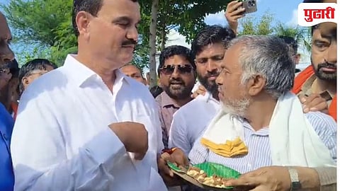Hingoli News | कृषीमंत्र्यांचा ताफा अडवून भेट दिले काजू-बदाम: