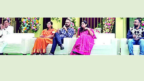 नांदूर : बाधित शेतकऱ्यांच्या बैठकीत भूमिका मांडताना कुंभमेळा प्राधिकरण आयुक्त शेख-सिंह. महापौर हिमगौरी आहेर - आडके.