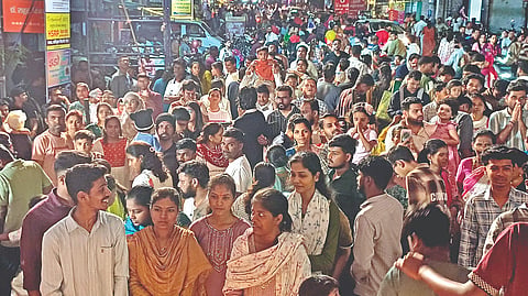 कोल्हापूर : उमा टॉकीज परिसरात देखावे पाहण्यासाठी रविवारी रात्री नागरिकांनी गर्दी केली होती.