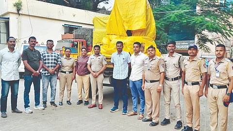 उचगाव : येथे गणेश विसर्जन मिरवणुकीत ध्वनी प्रदूषणाचा भंग केल्याने गांधीनगर पोलिसांनी जप्त केलेली मंडळांची साऊंड सिस्टीम व ट्रॅक्टर.