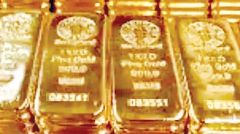 मुंबई : भारत-बांगला देश सीमेवरून गैरमार्गाने आणल्या जाणाऱ्या सोने तस्करी टोळीचा पर्दाफाश करण्यात आला.