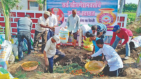 Satara Waste Management: निर्माल्यातून निर्मलतेकडे; खतनिर्मितीचा प्रयोग